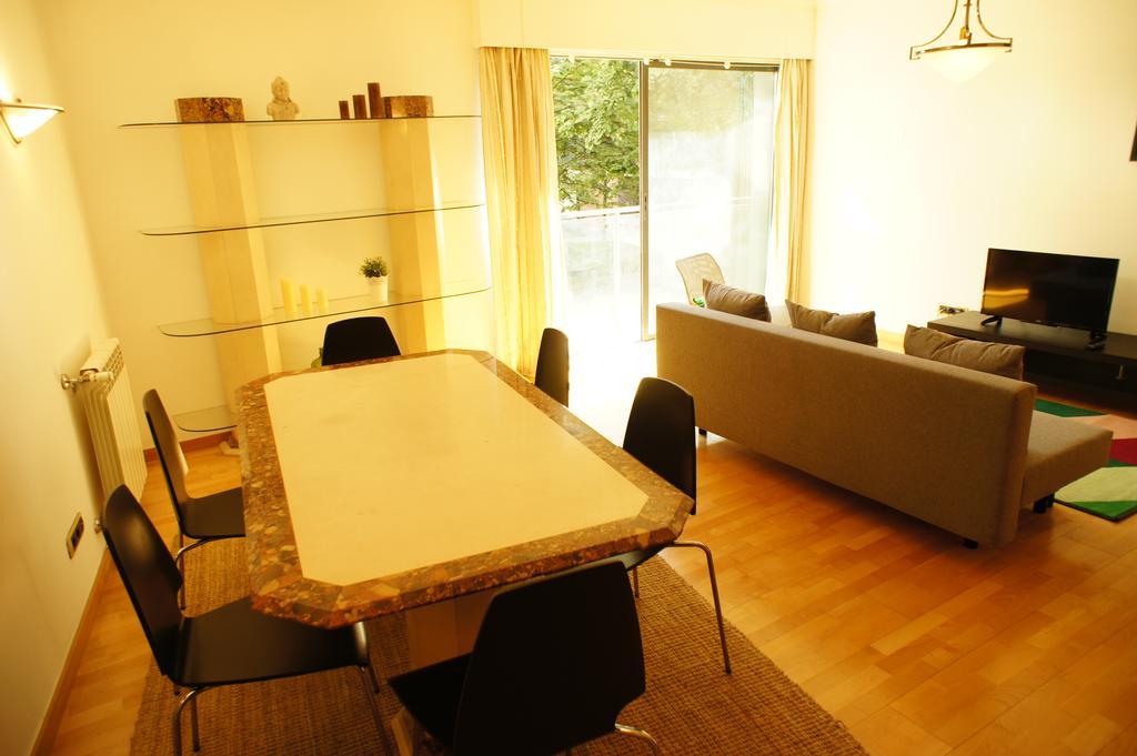 Modern Near The Bridge Apartment Lissabon